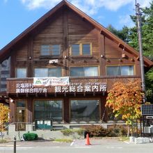 道路に面した正面。駐車場は建物前。となりにセブンイレブン