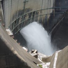 放水されているところを見ると圧倒されます。