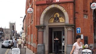 銀行入口にはシェークスピア像が