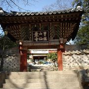 韓国の寺は山奥に多い。 禅教西宗大本山曹渓山仙巌寺（仙岩寺ソナムサ）もそうだ。 