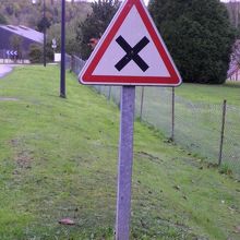Priorite a droit（右からの侵入車優先）の標識