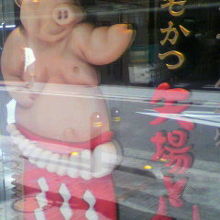 店舗前の豚