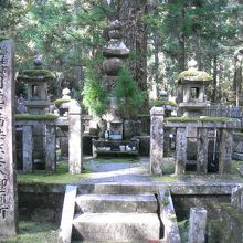 浄土宗の法然さまの供養塔もあります。