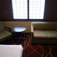 窓側にはソファー 