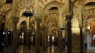 イスラム教とキリスト教徒が混在するモスク
