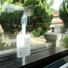増便バスのバス停です。駅から徒歩３分ほど離れています。
