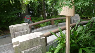 晴明神社（せいめいじんじゃ）にある旧・一條戻橋が有名です。