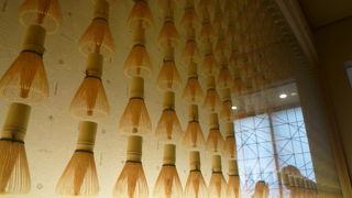 このお店は、ディスプレィとして、茶筅が並べられています