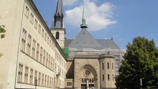 憲法広場の前に建つイエズス会の教会