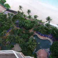 バルコニーから見たプールとビーチ