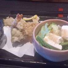 旬菜御膳のサラダと天ぷら