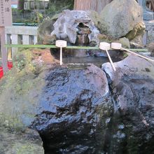 温泉が湧き出ています。結構熱い！