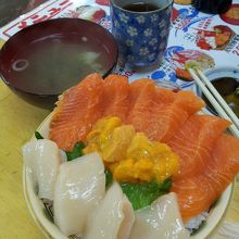 サーモン　ウニ　ホタテ　三色丼