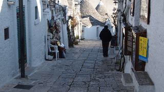 通りの両側には特産品や土産物を売る店が