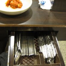 箸やスプーンは各テーブルの引き出しに入ってます