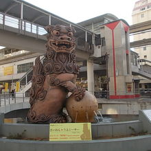 巨大なシーサーと駅舎の様子