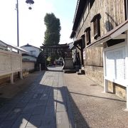 町の小道にあるお寺