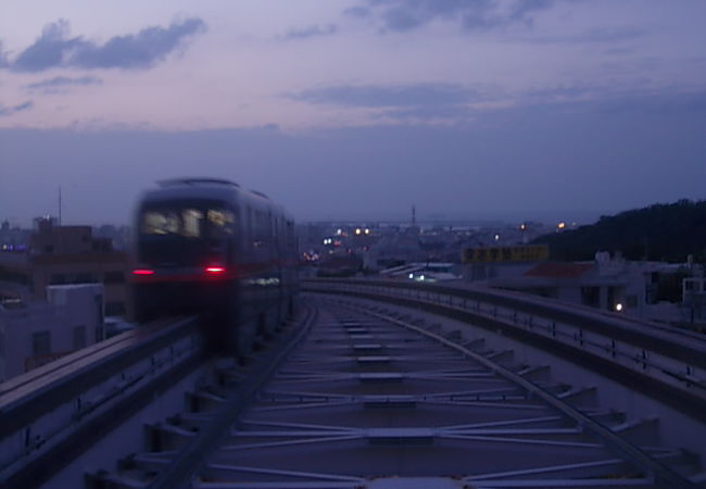 ゆいレールと眺望とのコラボを楽しめる駅です