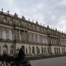 外観はまさにベルサイユ宮殿！