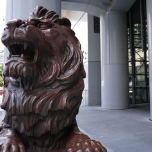 ガードマンに見られないうちに、ナデナデ。