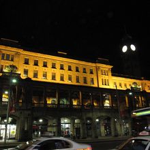 駅の正面外観夜景