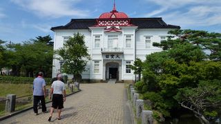 大宝館 --- 鶴岡市にある凝洋風建築物です。大正天皇即位を記念して建てられたそうですが・・・。