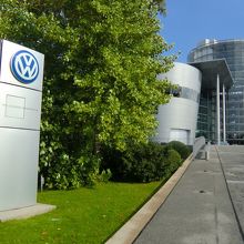 あのガラスの塔に納車を待つフェートンが。