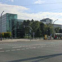 通りからも製造の様子が見られそうです。