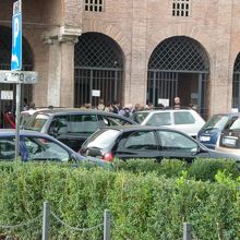 真実の口を撮るため並んでいる人たち