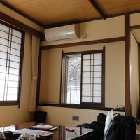 部屋の窓から桜が見えます。この時はつぼみでした。満開だったら