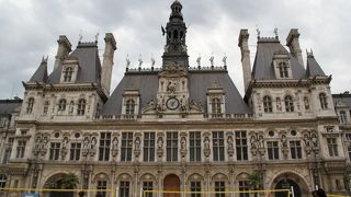 セーヌ川を挟んで、ノートルダム大聖堂と対峙する位置にあります