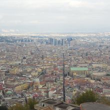 中央に黒い線のように見えるのがスパッカ・ナポリ だそうです