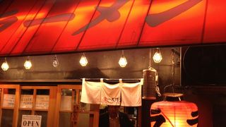 赤だれ、青だれで食すとんこつラーメン