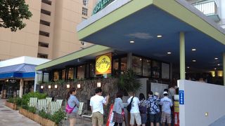 並ぶ並ぶ・・・