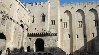 法王庁宮殿には何も残っていませんが、壁画は見事です