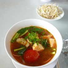 シーフードの辛いやつ。香辛料入れすぎて死ぬかと思った