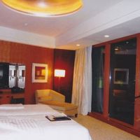 ベッドルームです。部屋にはアイロンまで常備されていました。