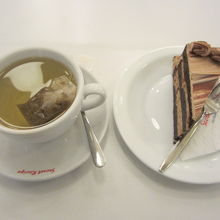 チョコレートのケーキとハーブティー