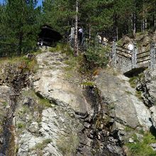 駅には岩山があってレジャー