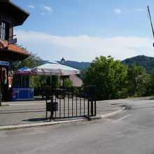 入口と土産物屋