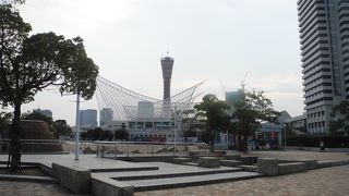 メリケンパークから見る神戸ポートタワーが一番、綺麗に見える場所かと思います。