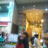 アーケードに突然ホテルの入り口が現れます