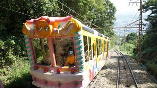 オルガンを模した車両「ドレミ」に、バースデーケーキを模した車両「スイート」