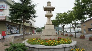 野辺地の廻船問屋・野村治三郎によって建てられた「浜町の常夜灯」。これはそれを模したものです。