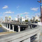 殿橋は、岡崎東駅から岡崎城に向かう途中にある石橋