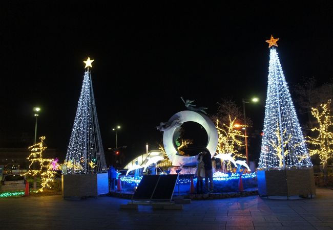 駅前の広場はかなり広いのですが、そのスペースをうまく使って、おしゃれな演出が施されていました