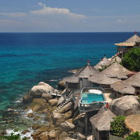 崖の上に立つコテージ