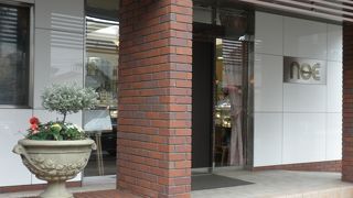 カフェも併設された洋菓子店