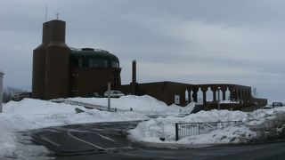 立派な建物の内部はミニ博物館