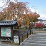 駅から近いのは裏側